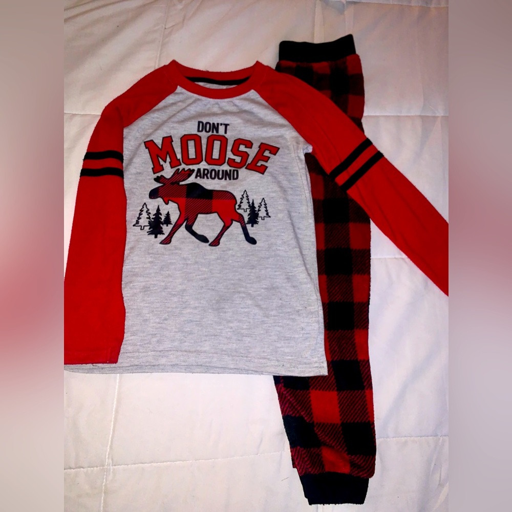 Wonder nation size 6-7-Holiday pajamas. Only worn twice.